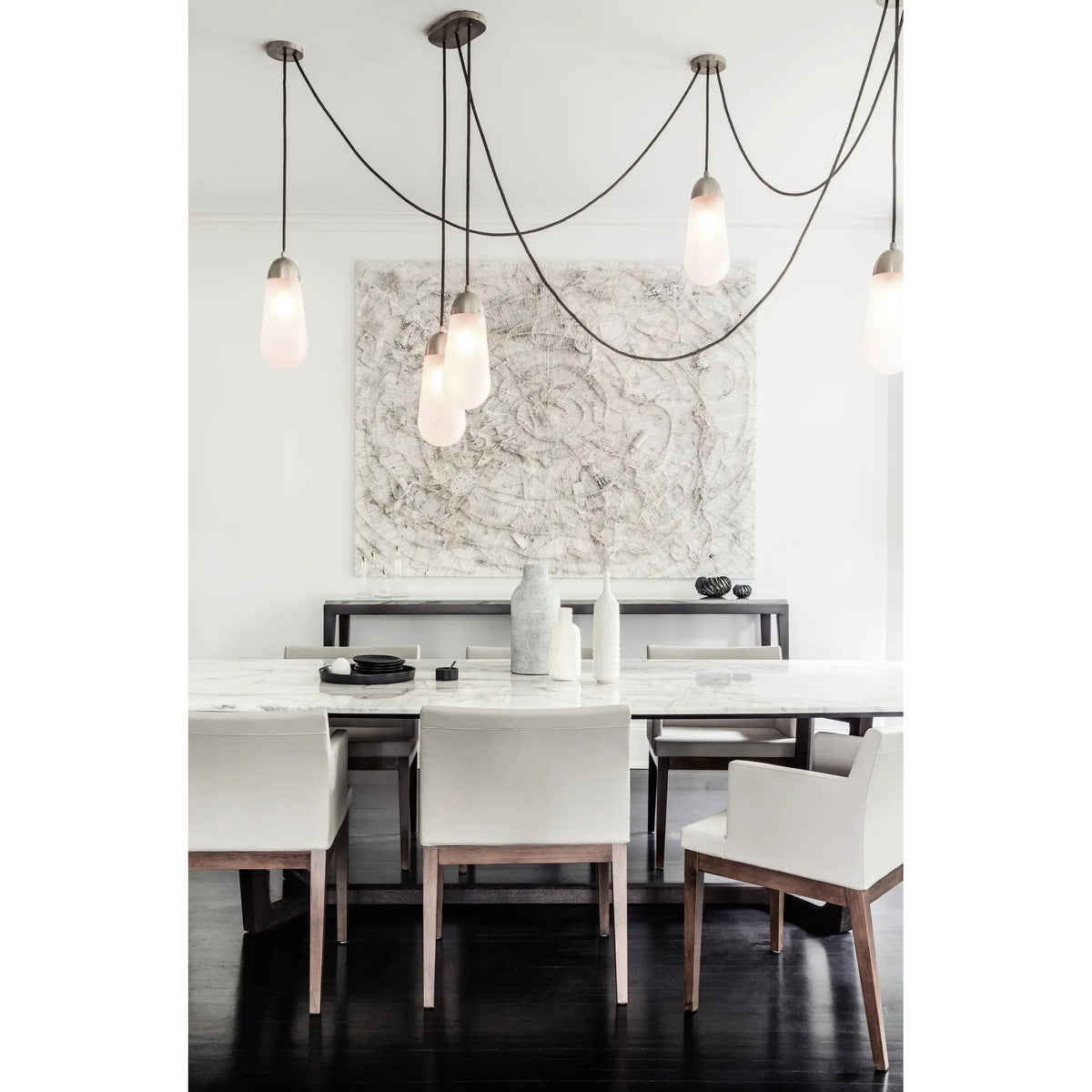 Lámpara de techo en racimo Cordela sobre una mesa de comedor – imagen 14