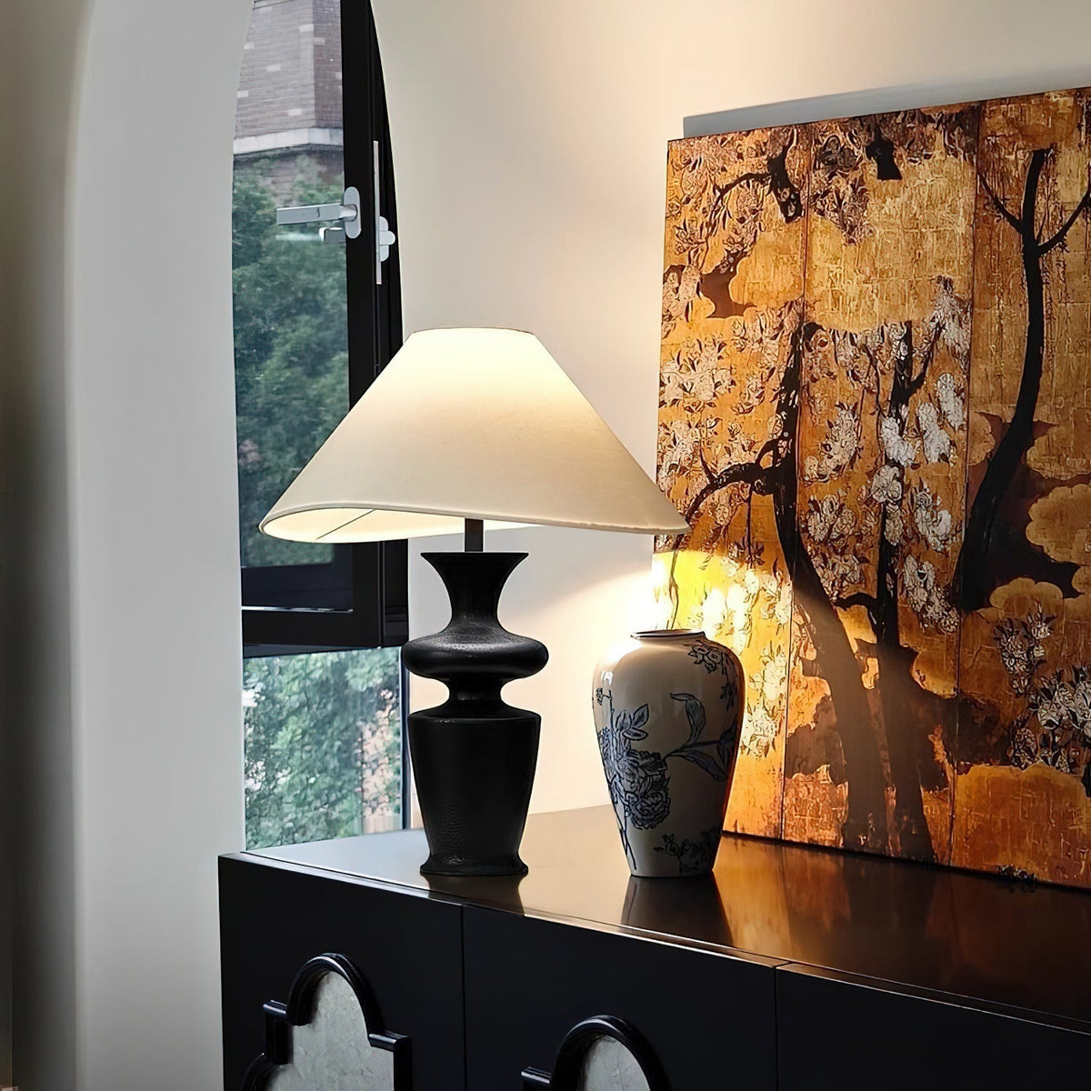 Curnela - Lámpara de Mesa de Madera Torneada con Pantalla Blanca