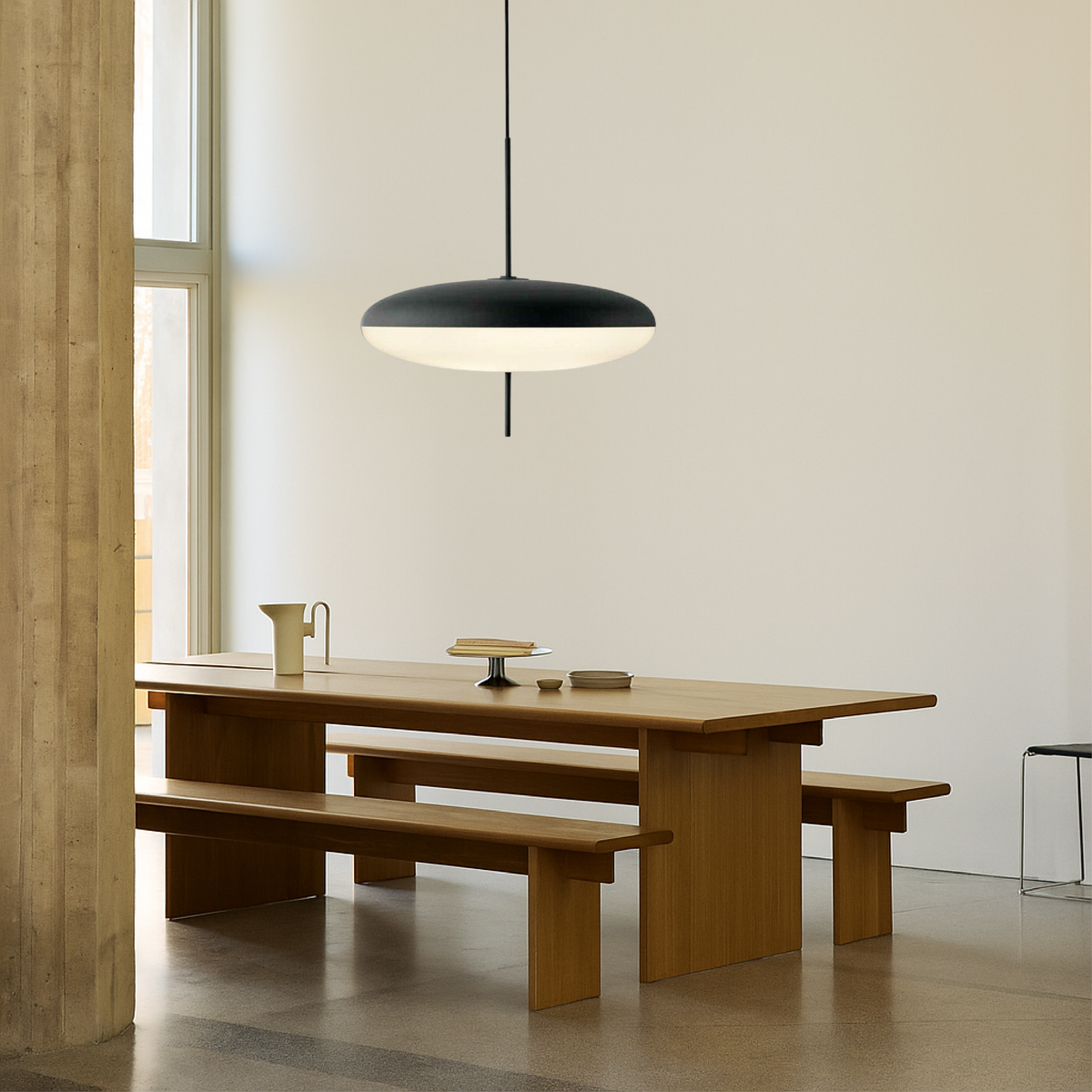 Lámpara colgante de disco Opalia sobre una mesa de comedor – imagen 4