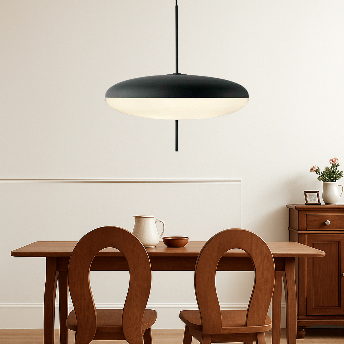 Lámpara colgante de disco Opalia sobre una mesa de comedor – imagen 5