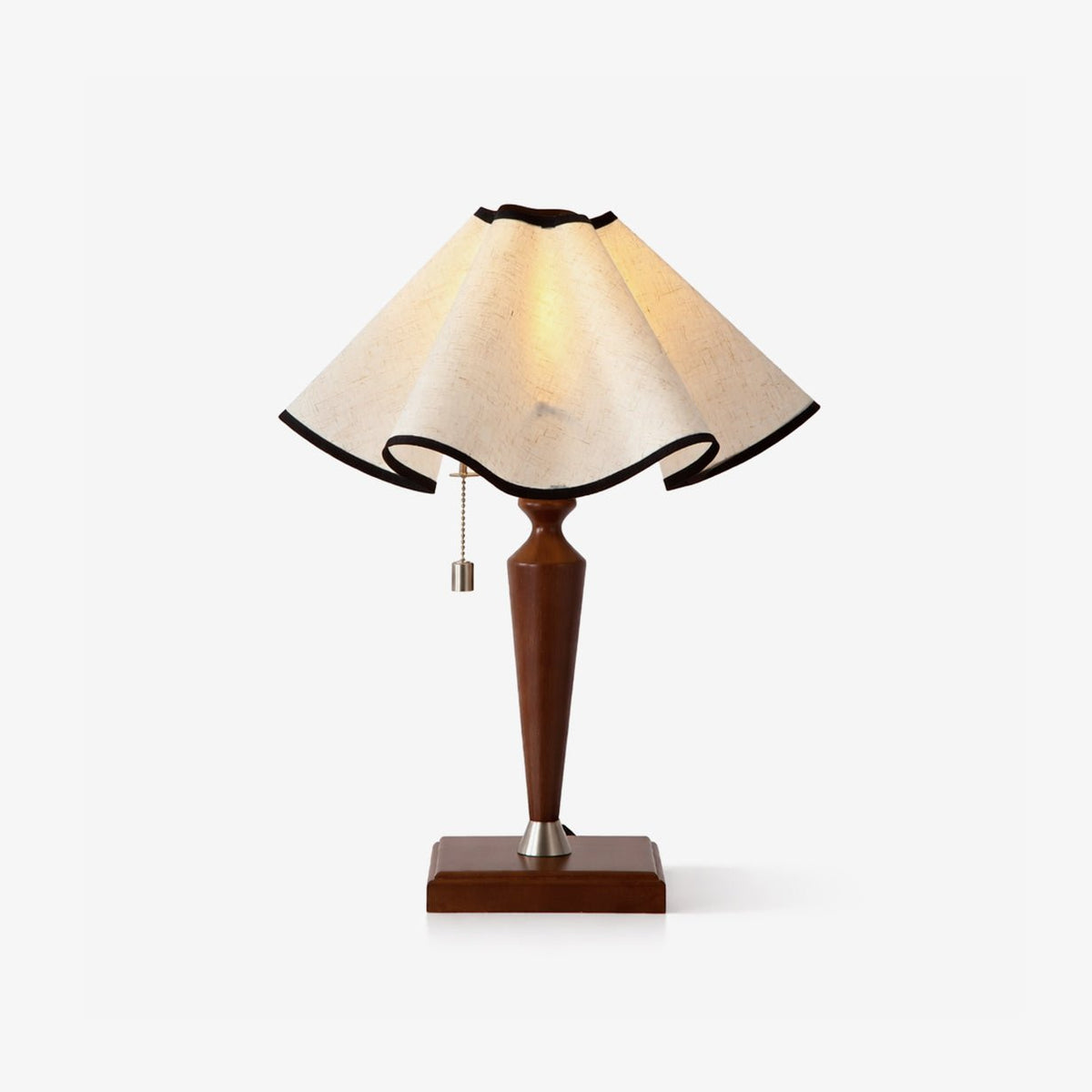 Lámpara de mesa de madera con pantalla de pétalos Davira – vista frontal de la pantalla de pétalos y la base torneada