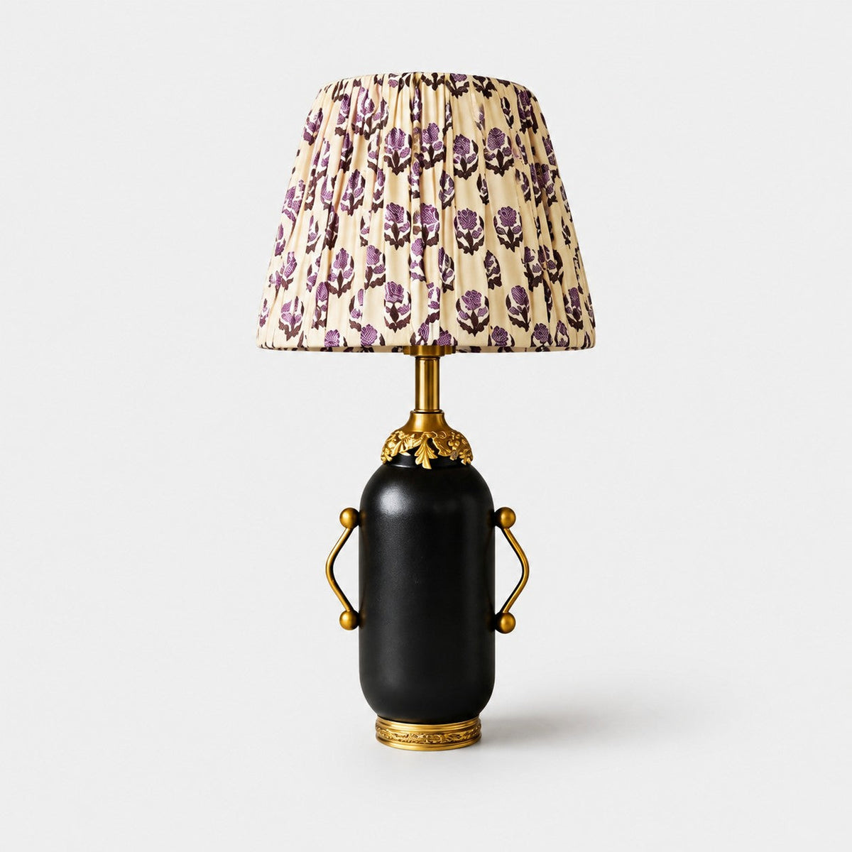 Lámpara de mesa vintage Ramilda – negro mate con pantalla plisada de flores moradas