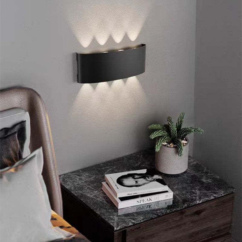 Aplique de pared LED arriba y abajo Fulgara en una fachada iluminada – imagen 20