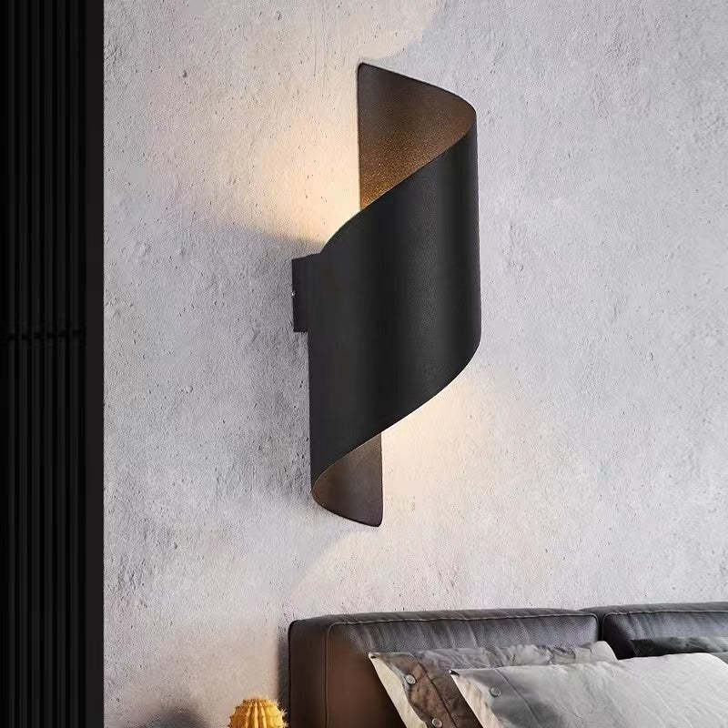 Helix: Aplique de Pared Metal Moderno para Interiores y Exteriores