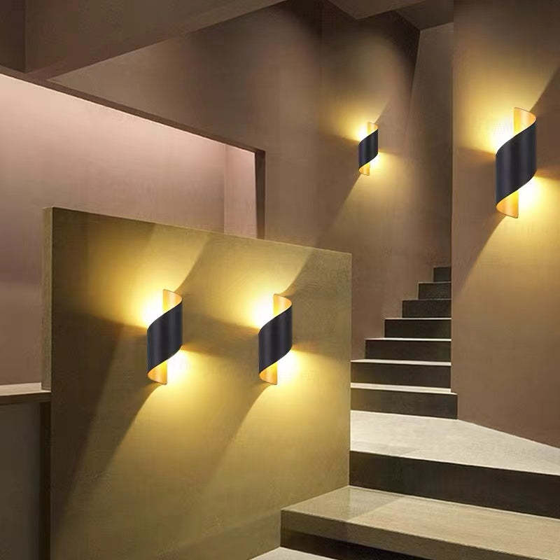 Helix: Aplique de Pared Metal Moderno para Interiores y Exteriores