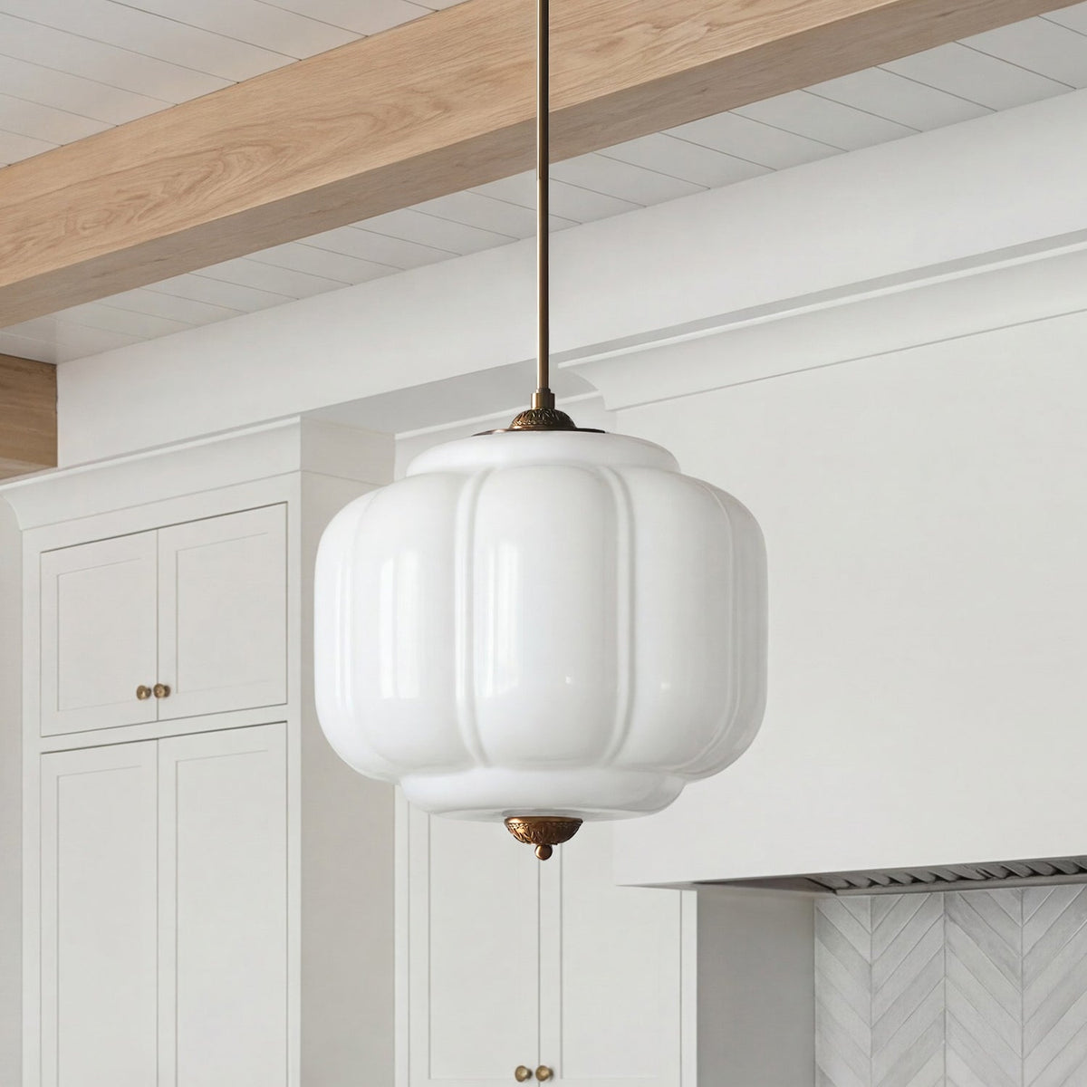 Lámpara colgante vintage de cristal Zapela sobre una isla de cocina – imagen 18