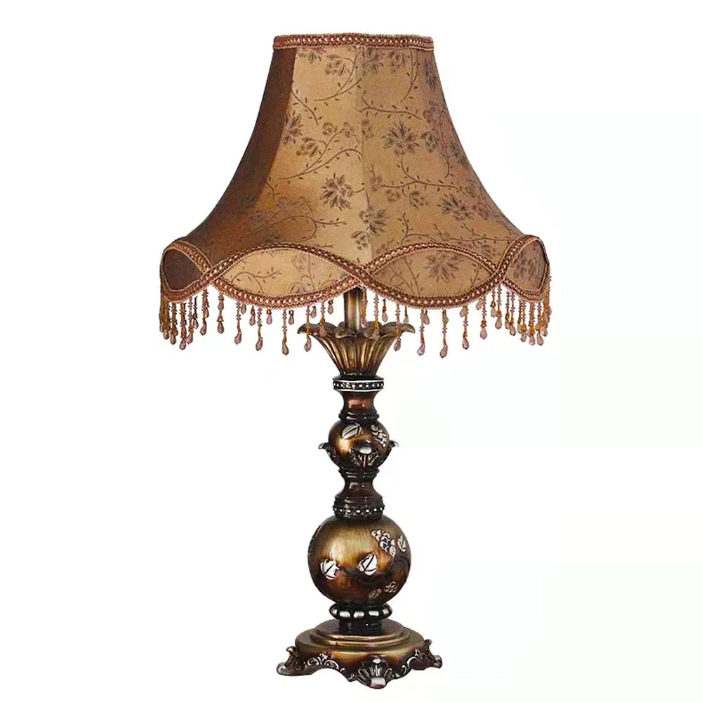 Lámpara de mesa victoriana Lorabel – dorada sobre fondo blanco
