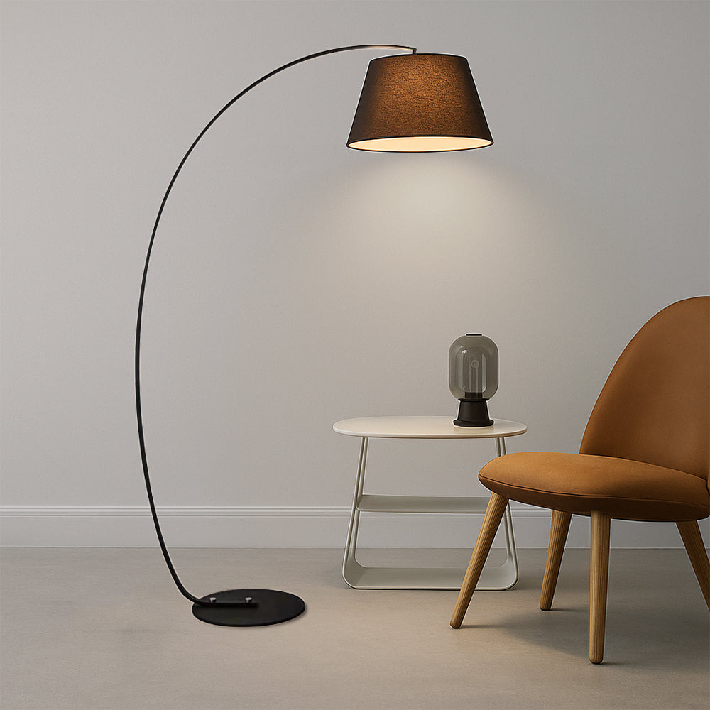 Lámpara de pie de arco Zircelo junto a un sofá en un salón acogedor – imagen 2