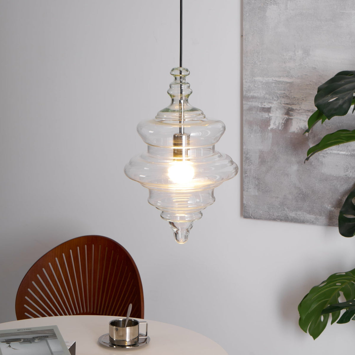 Lámpara colgante de cristal Fluvia sobre una mesa de comedor – imagen 13