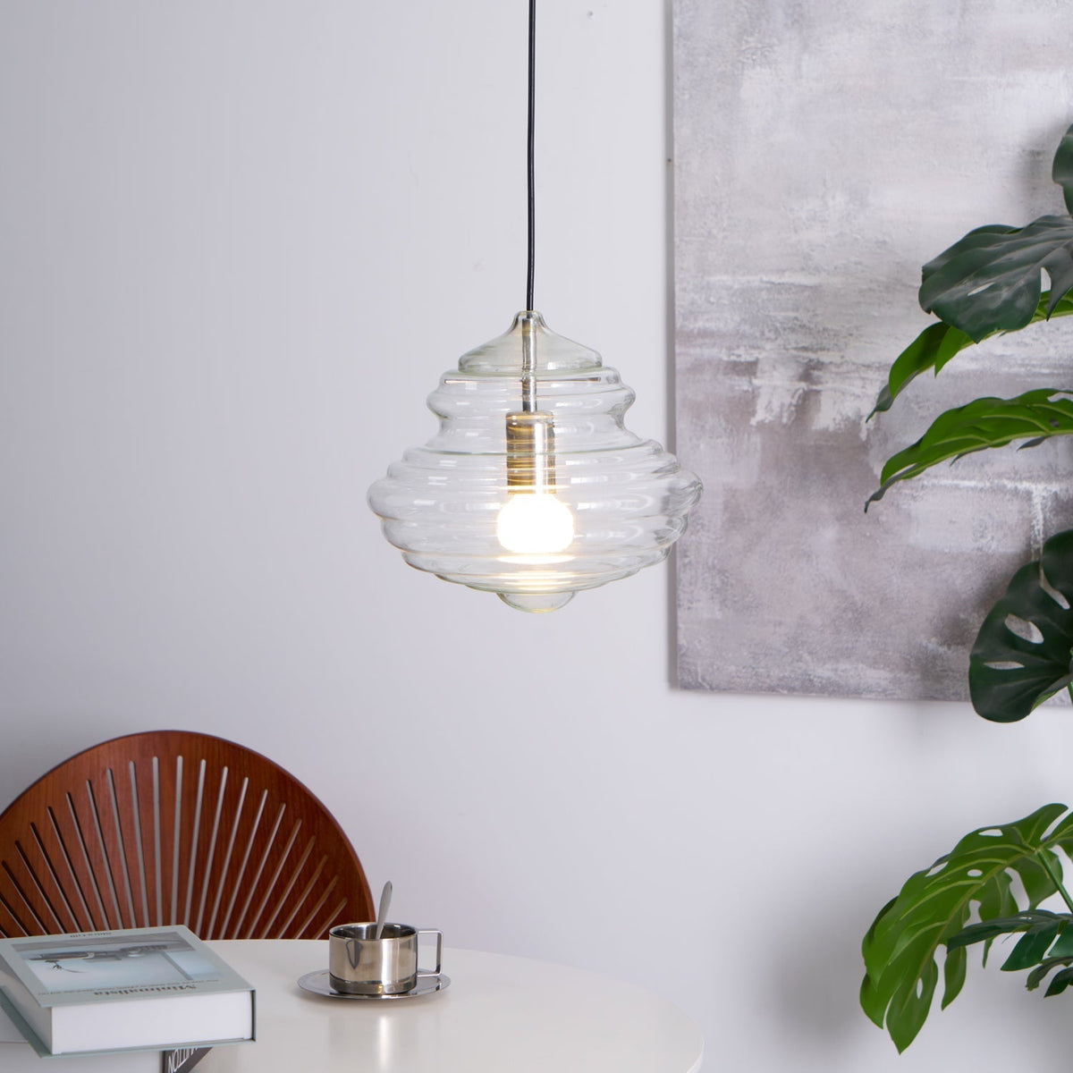 Lámpara colgante de cristal Fluvia sobre una mesa de comedor – imagen 14