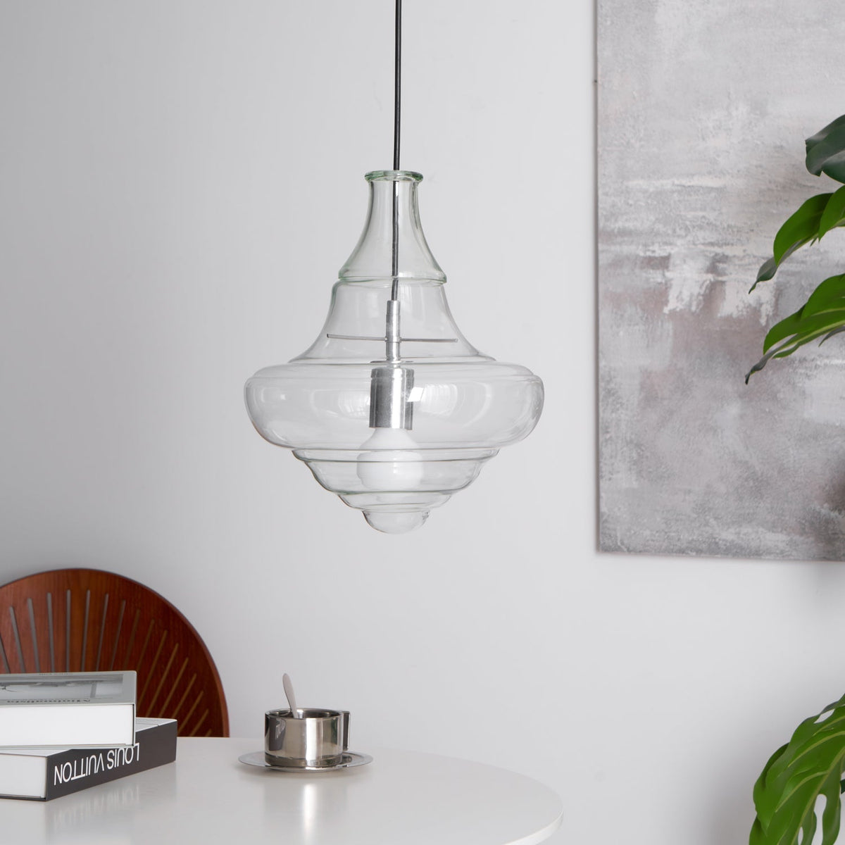 Lámpara colgante de cristal Fluvia sobre una mesa de comedor – imagen 15