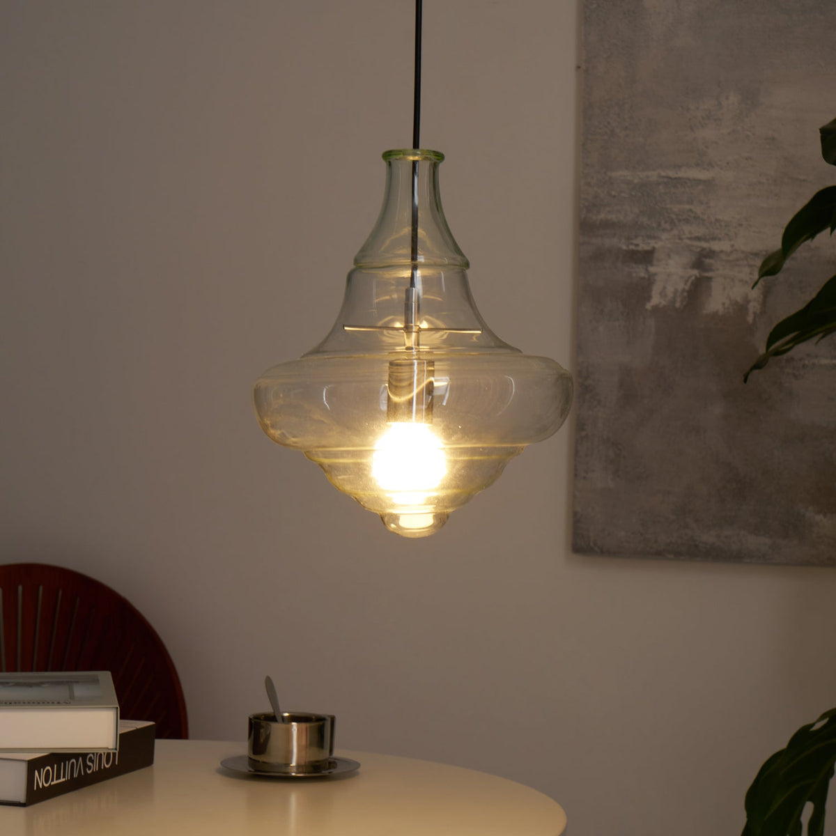 Lámpara colgante de cristal Fluvia sobre una mesa de comedor – imagen 16