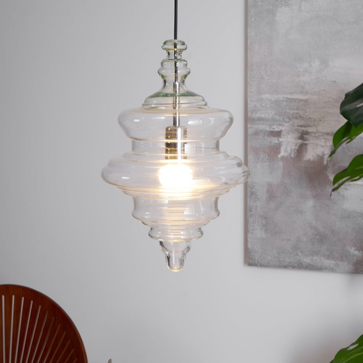 Lámpara colgante de cristal Fluvia sobre una mesa de comedor – imagen 17