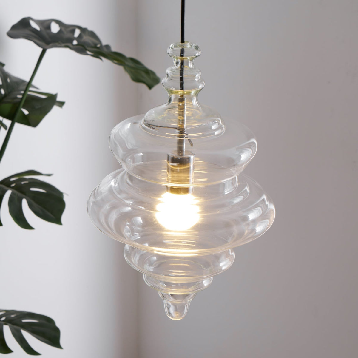 Lámpara colgante de cristal Fluvia sobre una mesa de comedor – imagen 19