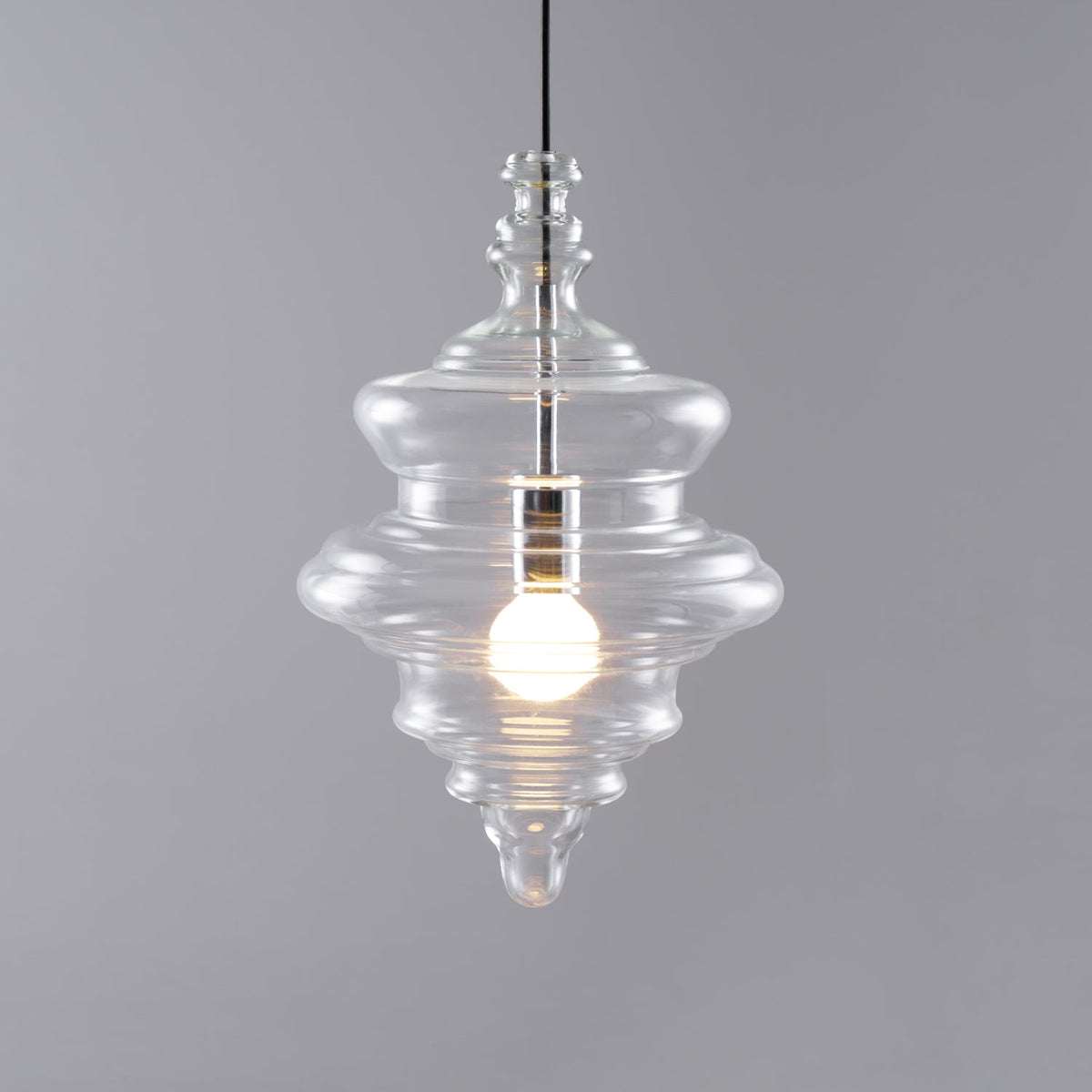 Lámpara colgante de cristal Fluvia sobre una mesa de comedor – imagen 21