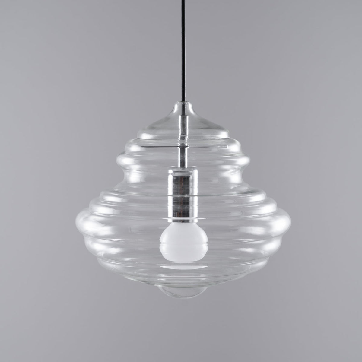 Lámpara colgante de cristal Fluvia sobre una mesa de comedor – imagen 22