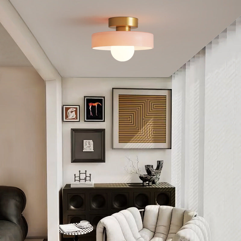 Lámpara de techo Bauhaus Mondela en un pasillo moderno – imagen 3