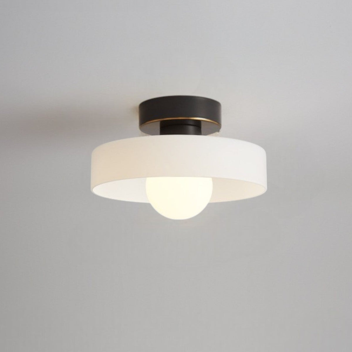 Lámpara de techo Bauhaus Mondela en un pasillo moderno – imagen 7