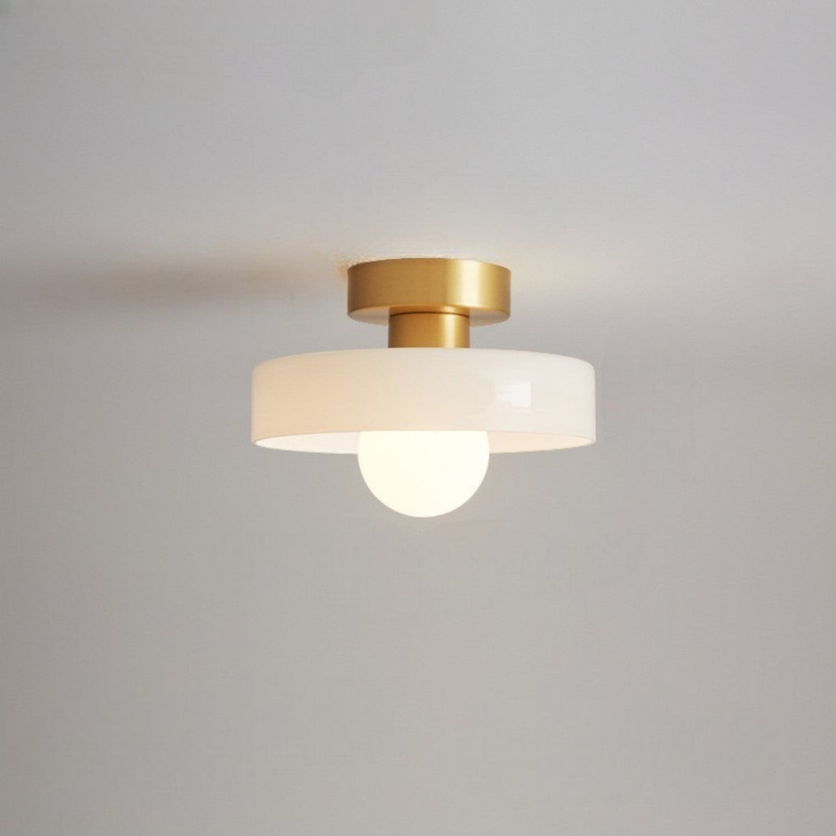 Lámpara de techo Bauhaus Mondela – dorado y blanco