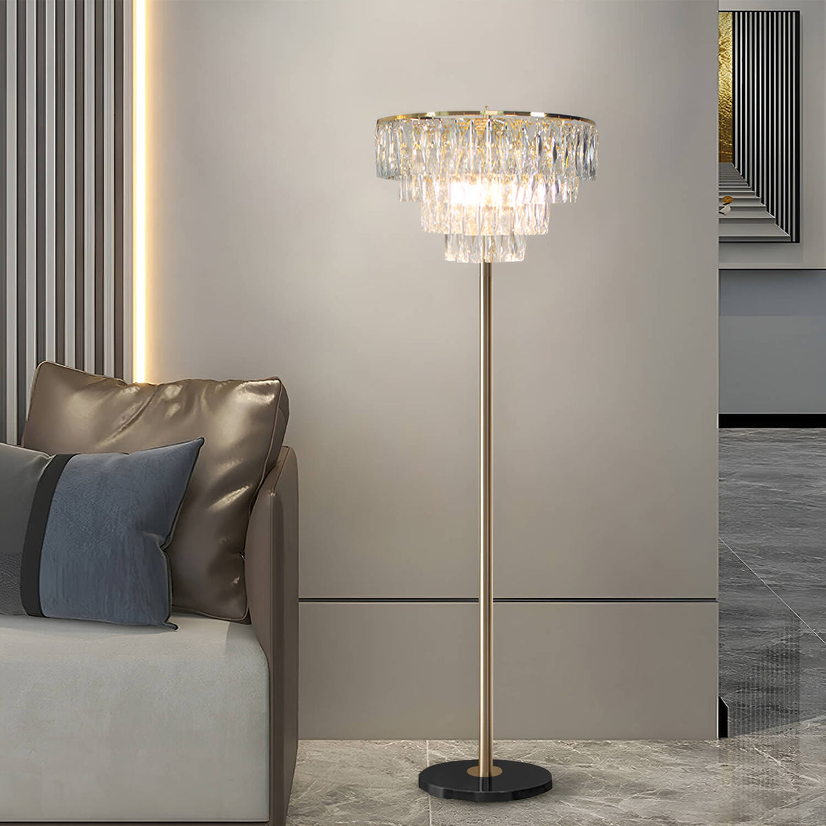 Lámpara de pie de cristal Quiralda – junto a un sofá gris