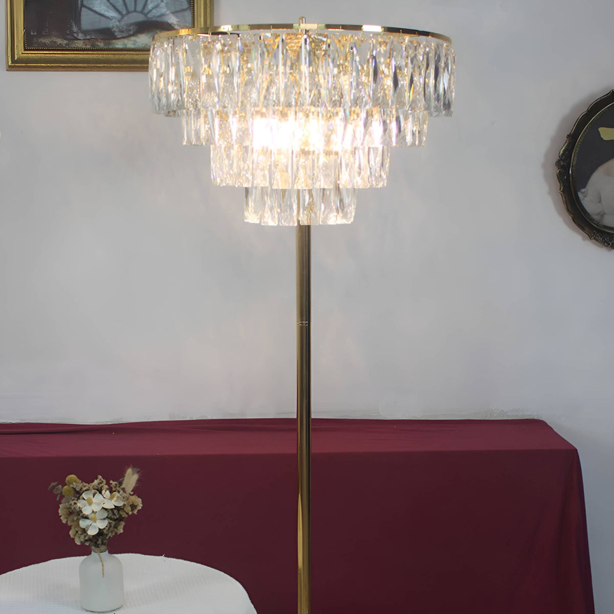 Lámpara de pie de cristal Quiralda – detalle de la pantalla de cristal encendida