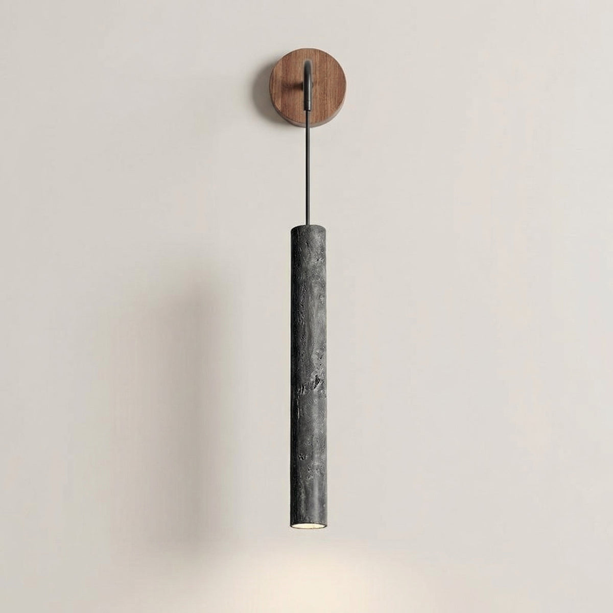 Aplique de pared con tubo de travertino Velcana – travertino negro con base de madera