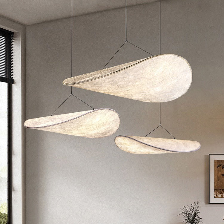 Lámpara colgante de seda Nubela sobre una mesa de comedor japandi – imagen 10