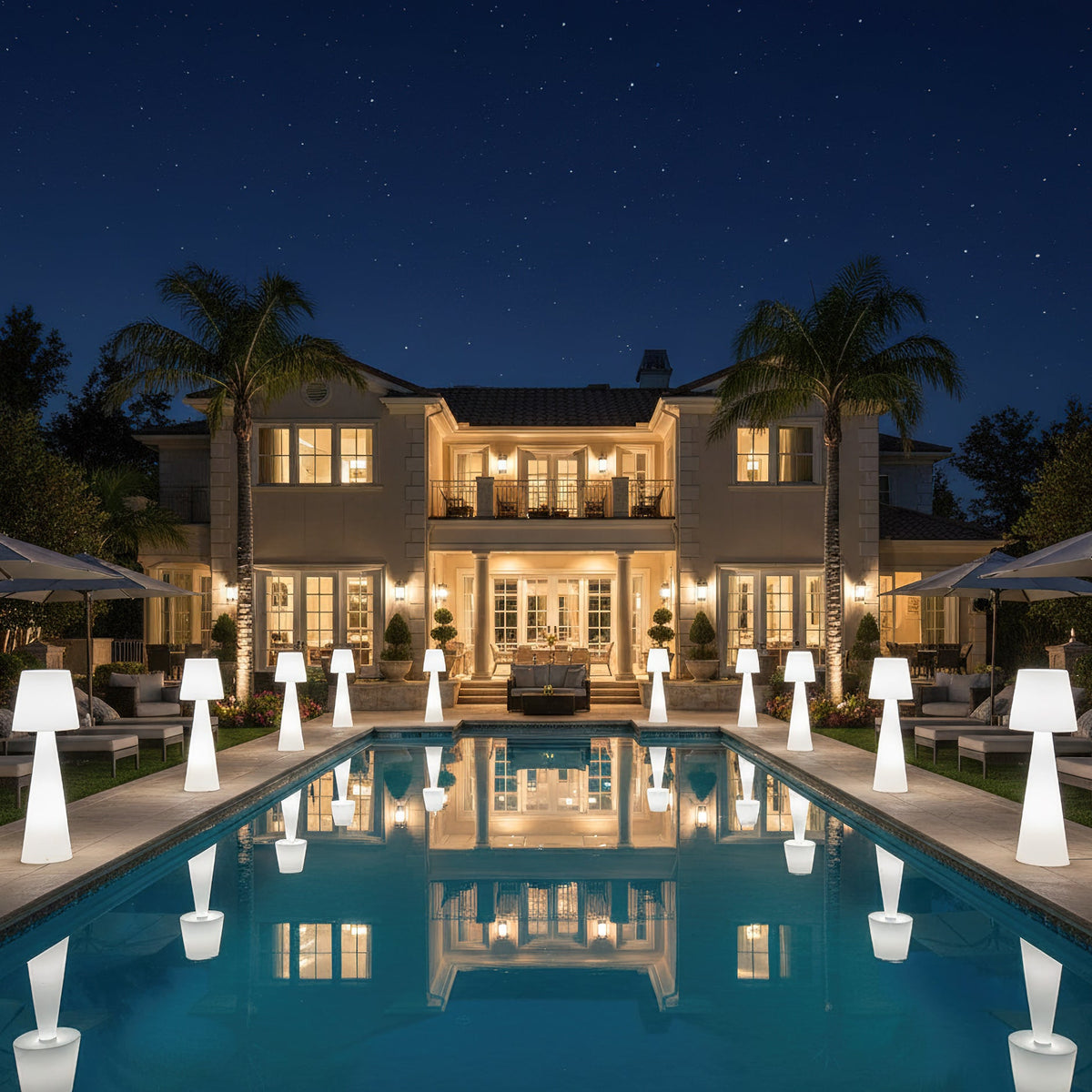 Lámpara de pie exterior Jelisa – iluminando una piscina de noche