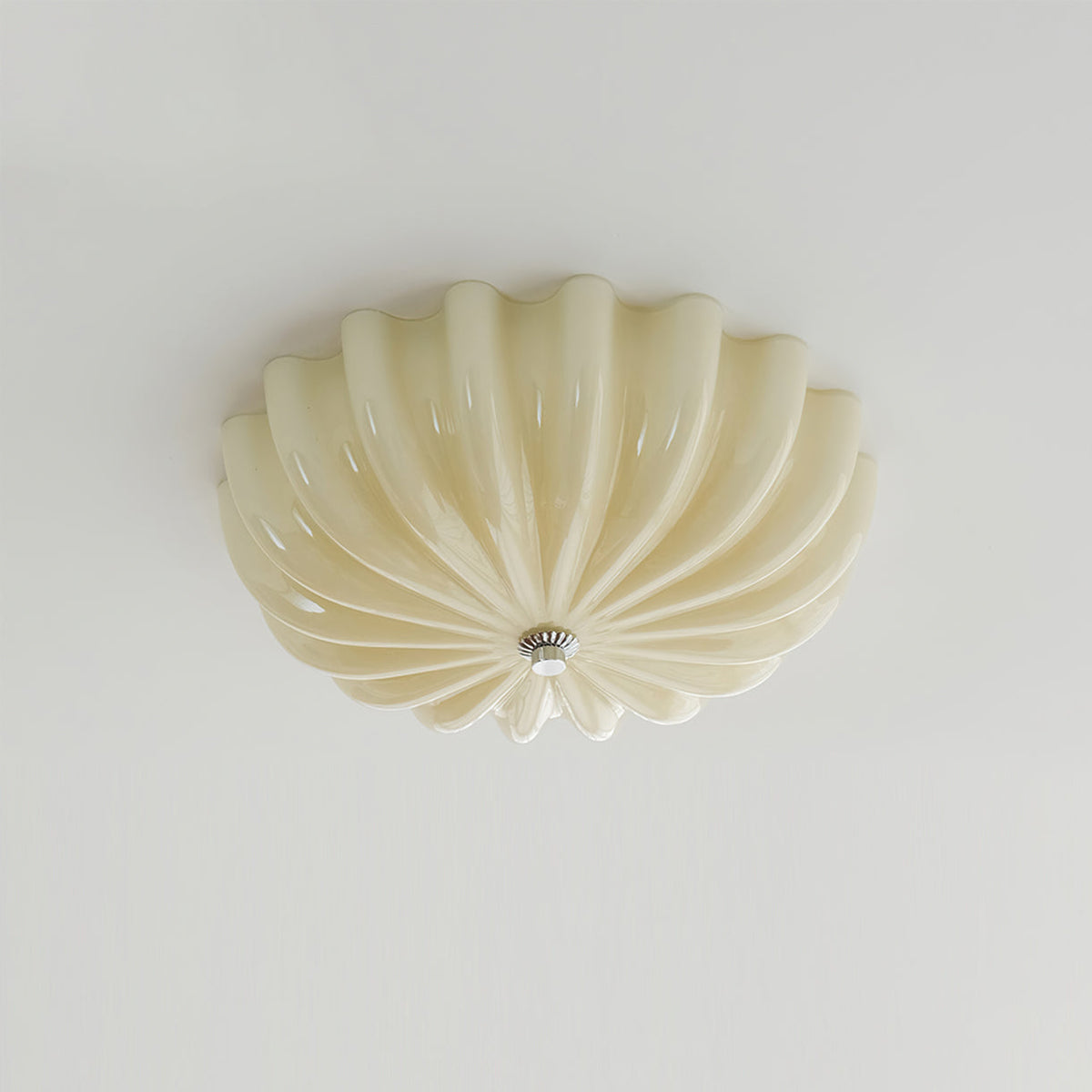 Plafón LED con pétalos de cristal Cremela en un dormitorio sereno – imagen 9