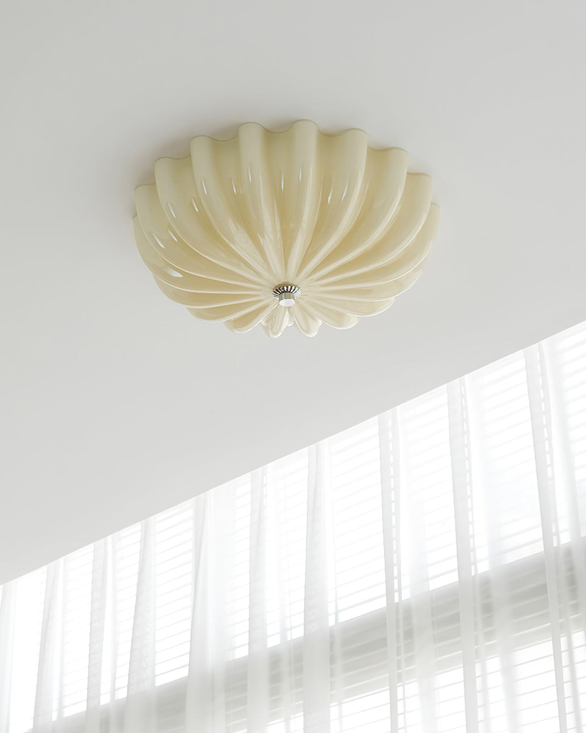 Plafón LED con pétalos de cristal Cremela en un dormitorio sereno – imagen 6