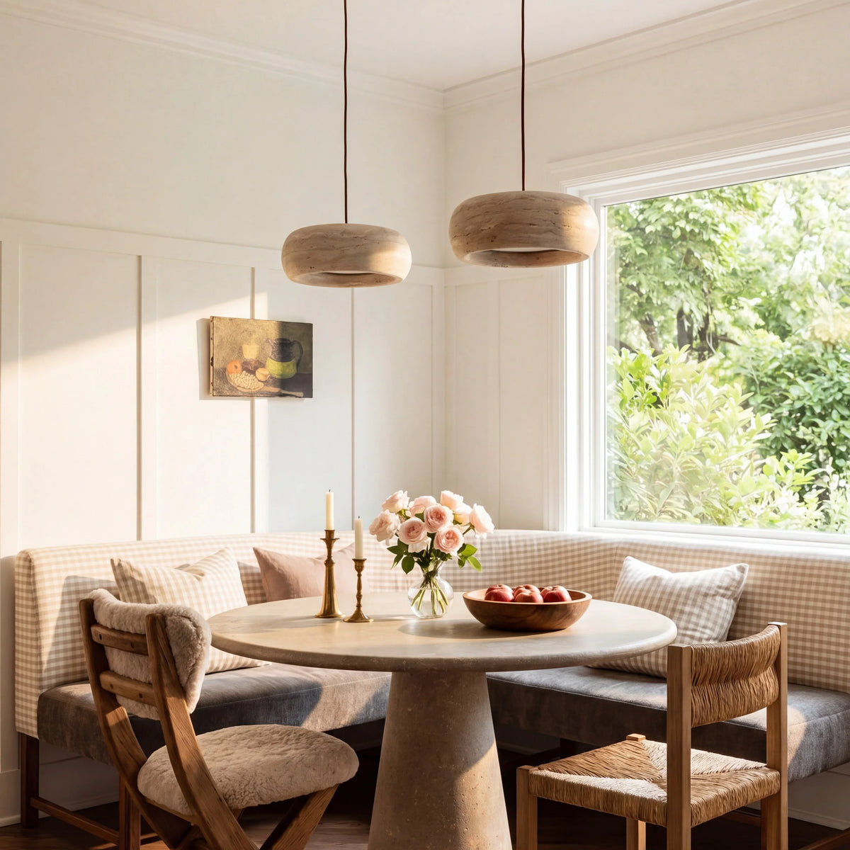 Lámpara colgante de travertino Rodela sobre una mesa de comedor – imagen 14