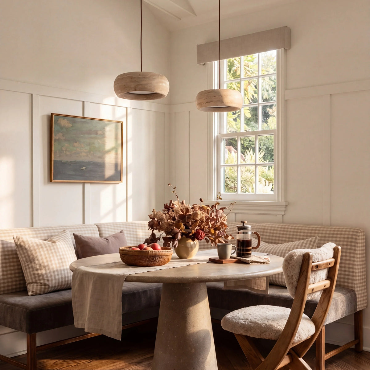 Lámpara colgante de travertino Rodela sobre una mesa de comedor – imagen 16