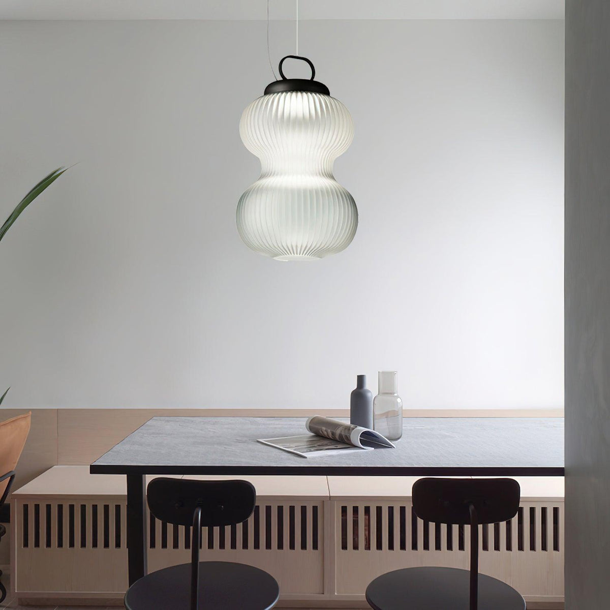 Lámpara colgante de cristal Kalaba sobre una mesa de comedor – imagen 4