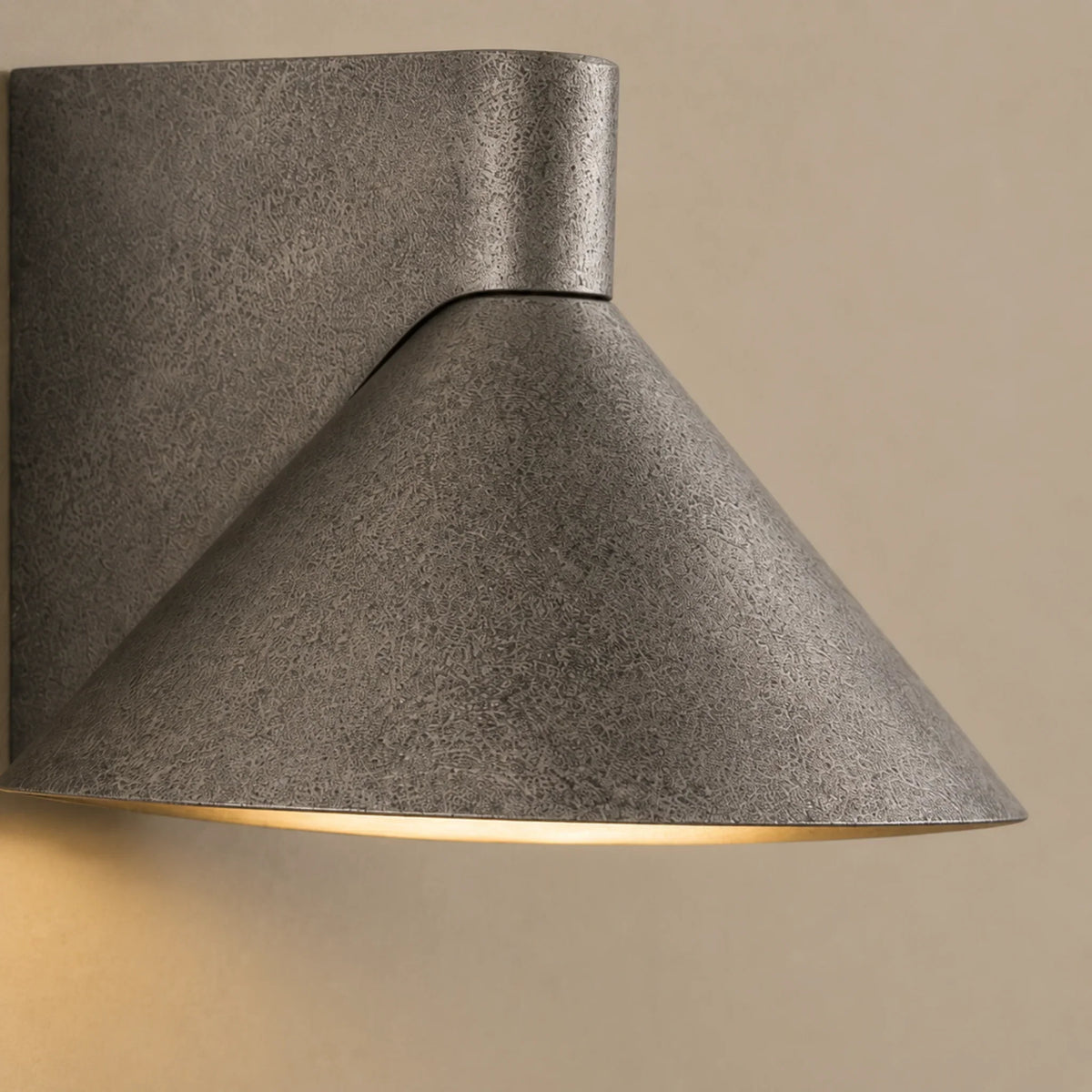 Aplique de pared LED Xaferra de hierro forjado – detalle de la textura del hierro forjado