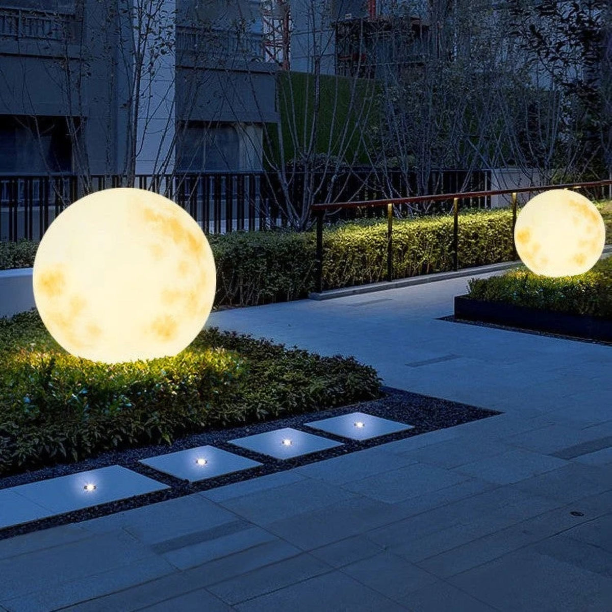 Lámpara luna LED para jardín Selene iluminando el jardín de noche – imagen 4