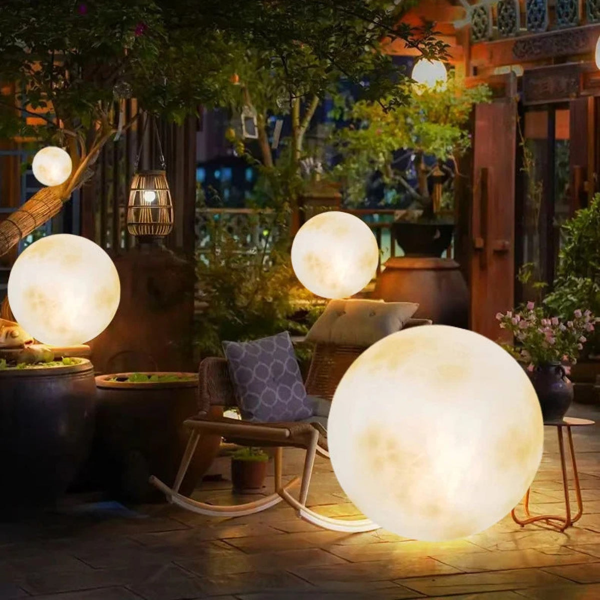 Lámpara luna LED para jardín Selene iluminando el jardín de noche – imagen 7