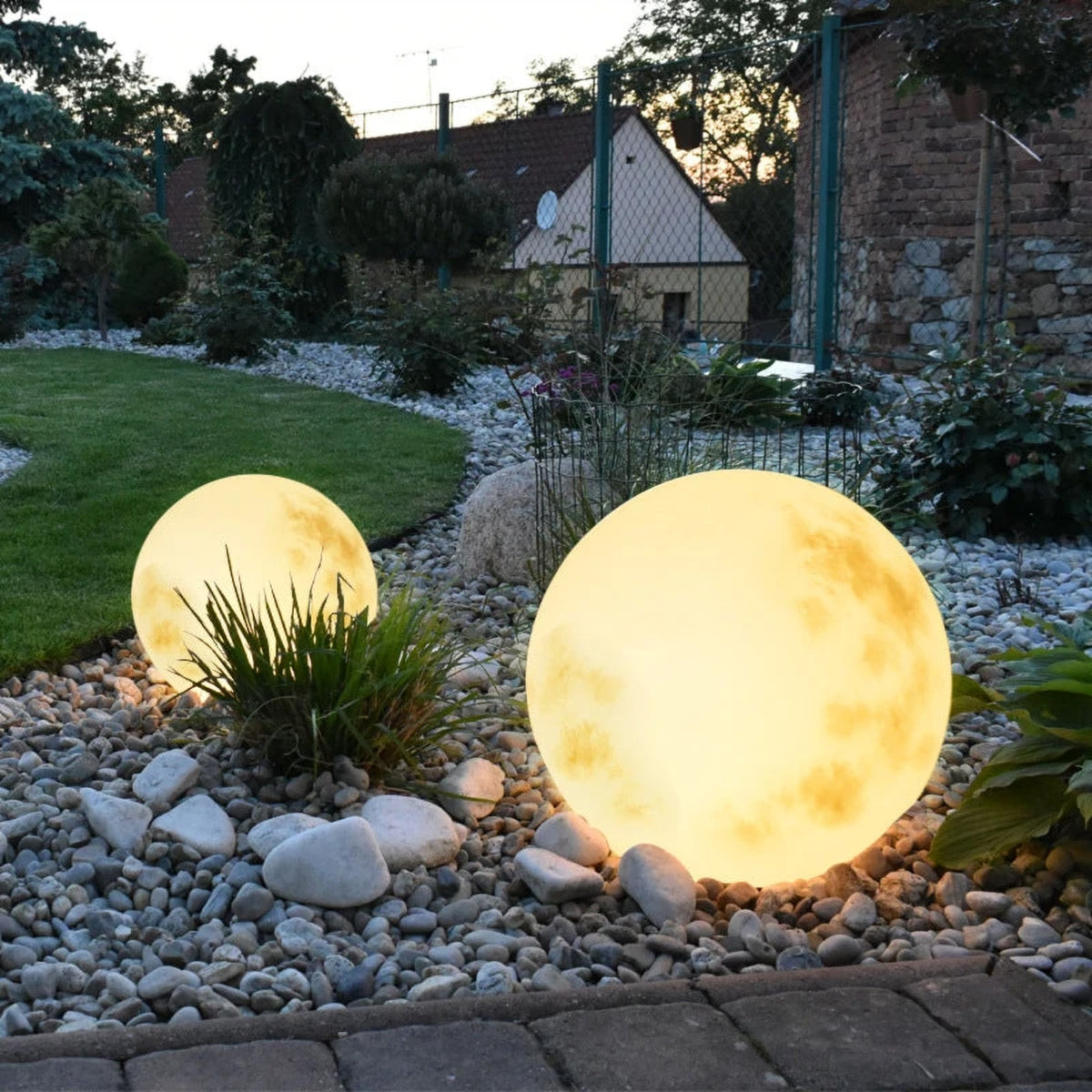 Lámpara luna LED para jardín Selene iluminando el jardín de noche – dos tamaños