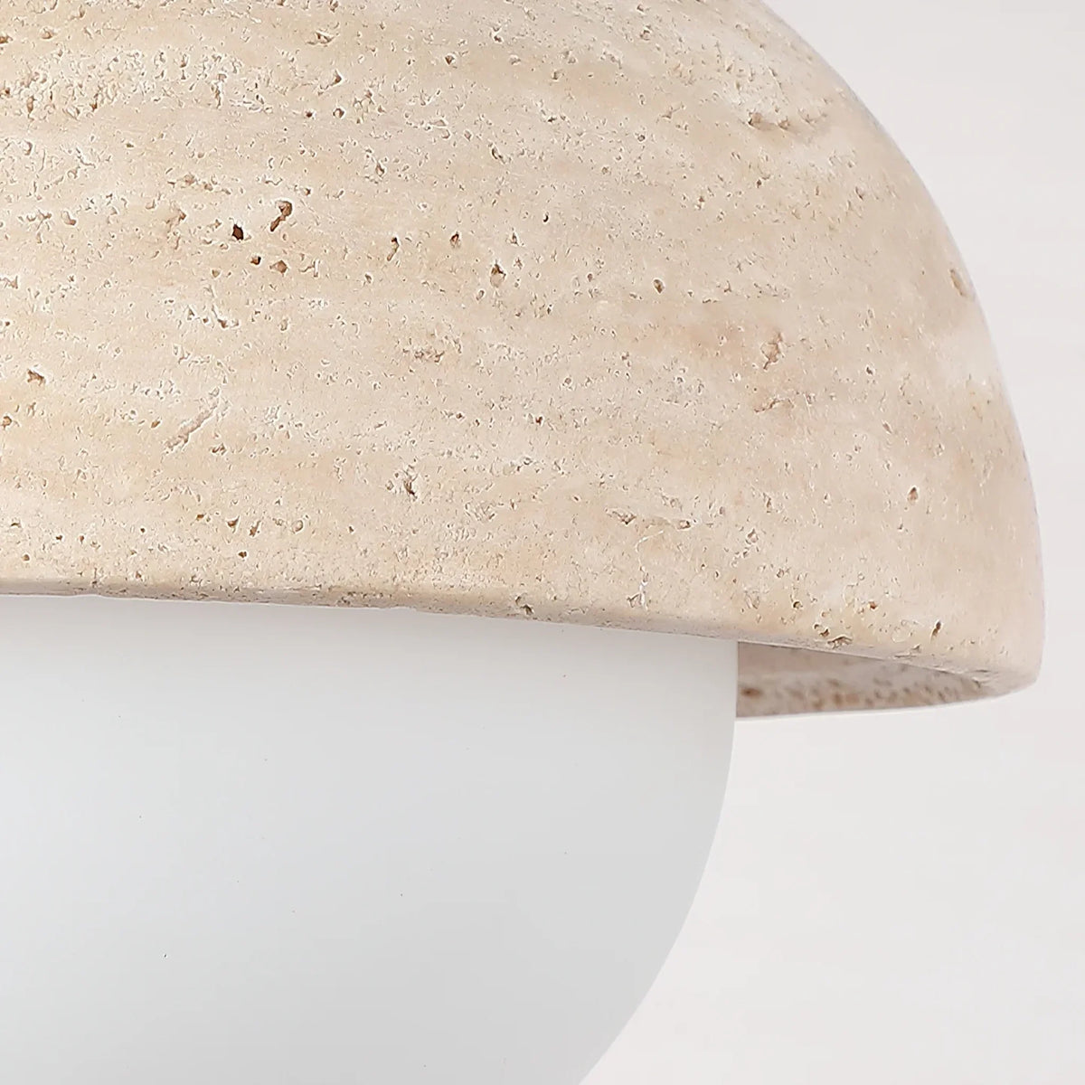 Aplique de pared Xalina con brazo articulado y pantalla de travertino – detalle de la piedra de travertino