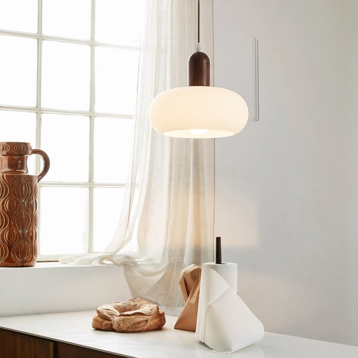Lámpara colgante de madera y cristal Serrana en un comedor nórdico – imagen 5