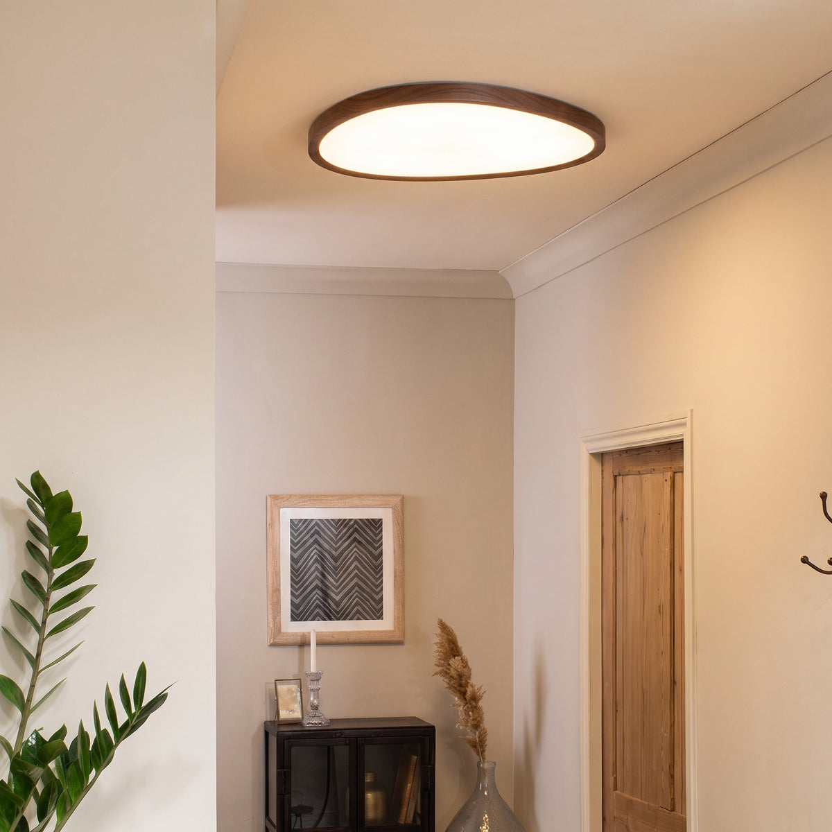 Plafón LED ultrafino de forma orgánica Lamino en un salón contemporáneo – imagen 3