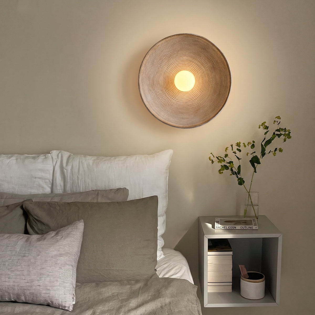 Aplique de pared estilo japonés Cedrina en un comedor japandi – imagen 2