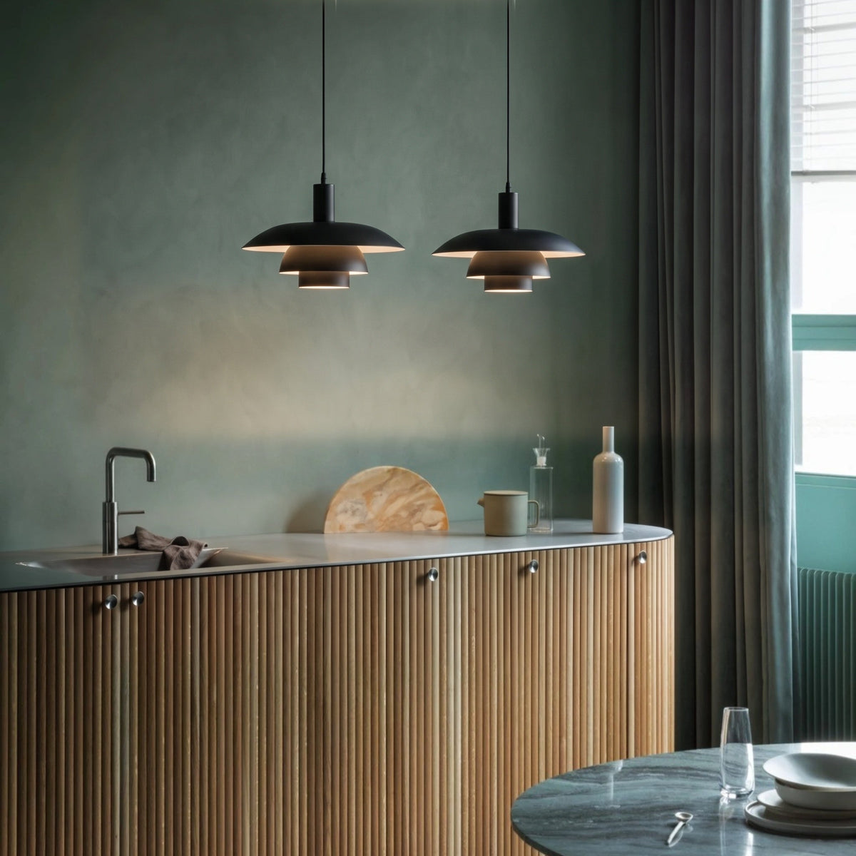 Lámpara colgante nórdica Rondela sobre una mesa de comedor – imagen 12