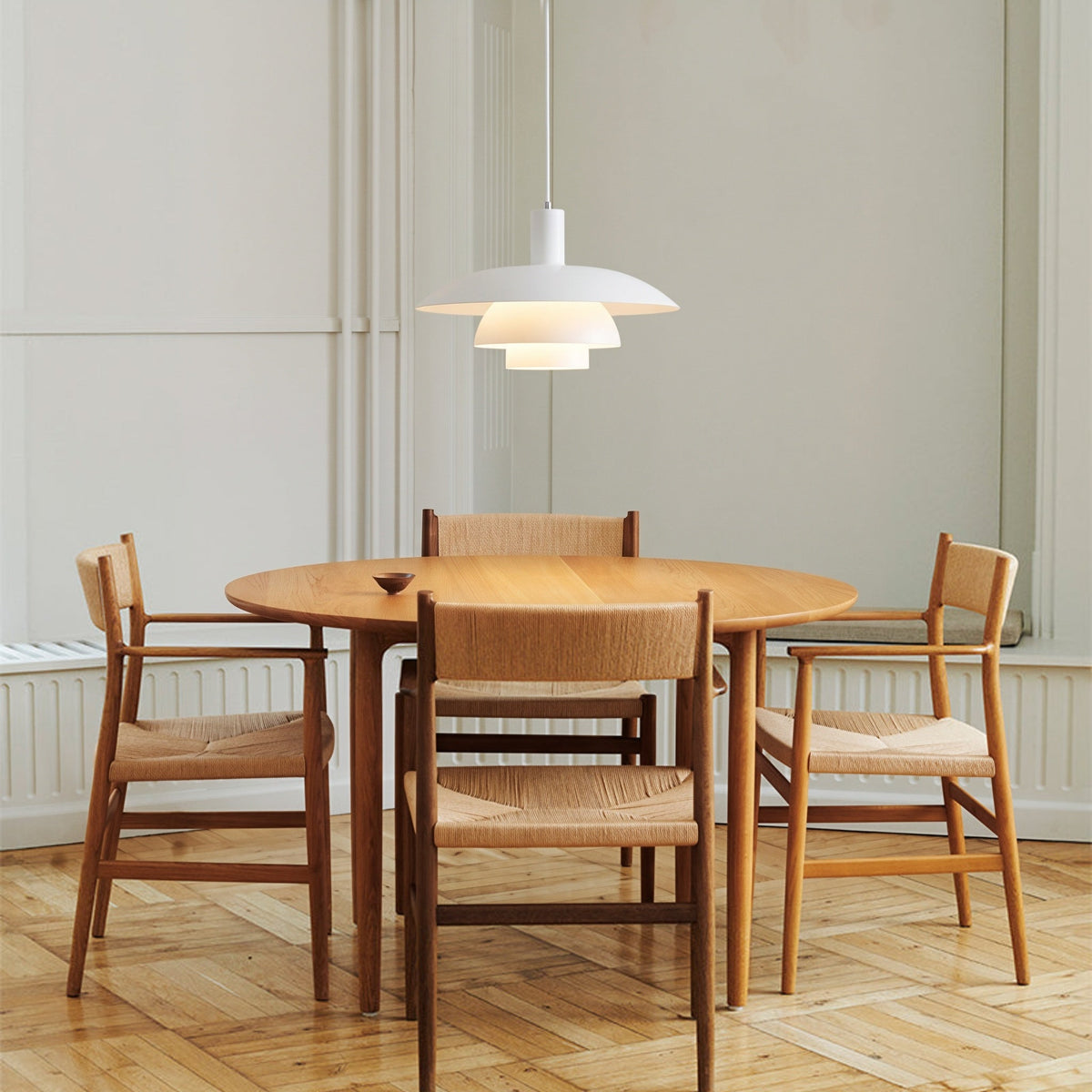 Lámpara colgante nórdica Rondela sobre una mesa de comedor – imagen 7
