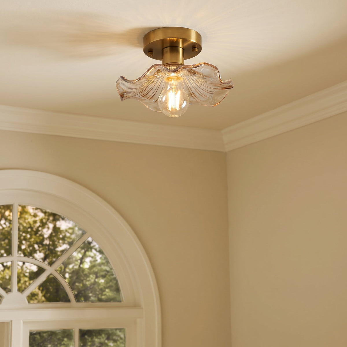 Plafón LED de cristal Jazmira en un recibidor acogedor – imagen 6
