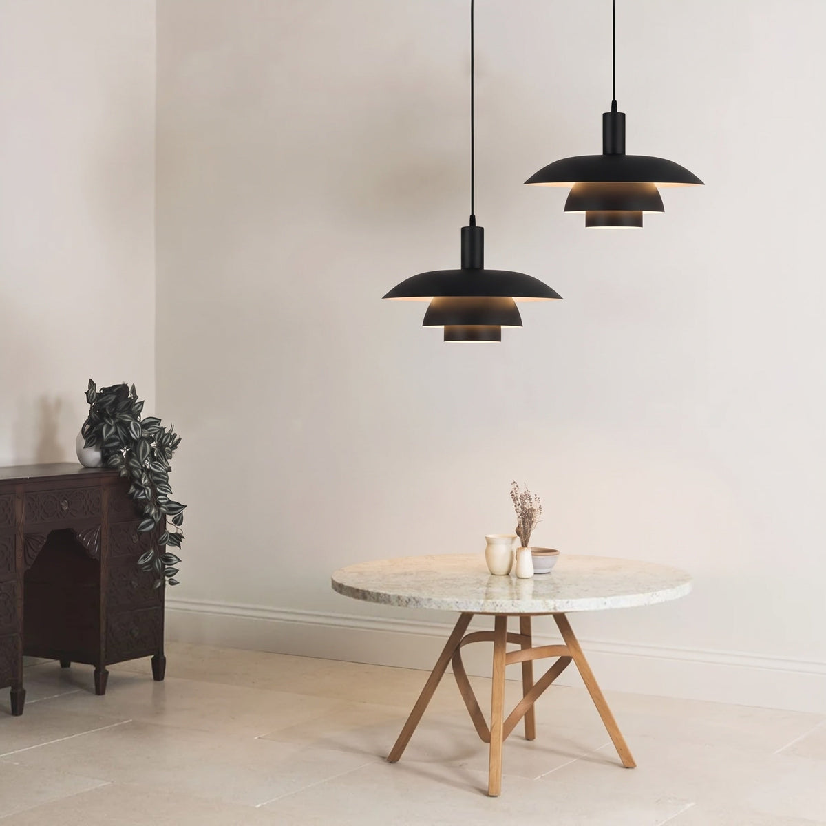 Lámpara colgante nórdica Rondela sobre una mesa de comedor – imagen 5