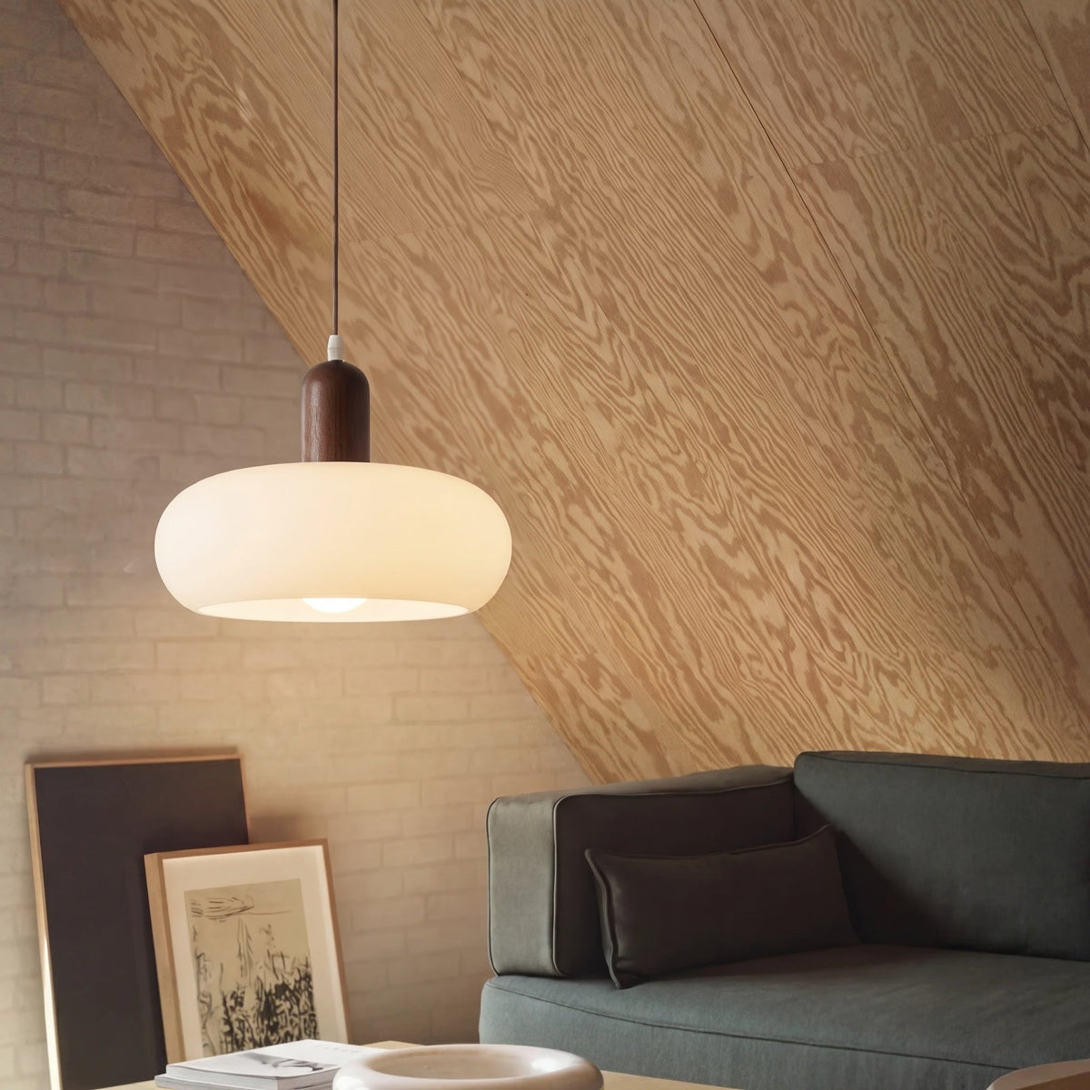 Lámpara colgante de madera y cristal Serrana en un comedor nórdico – imagen 3