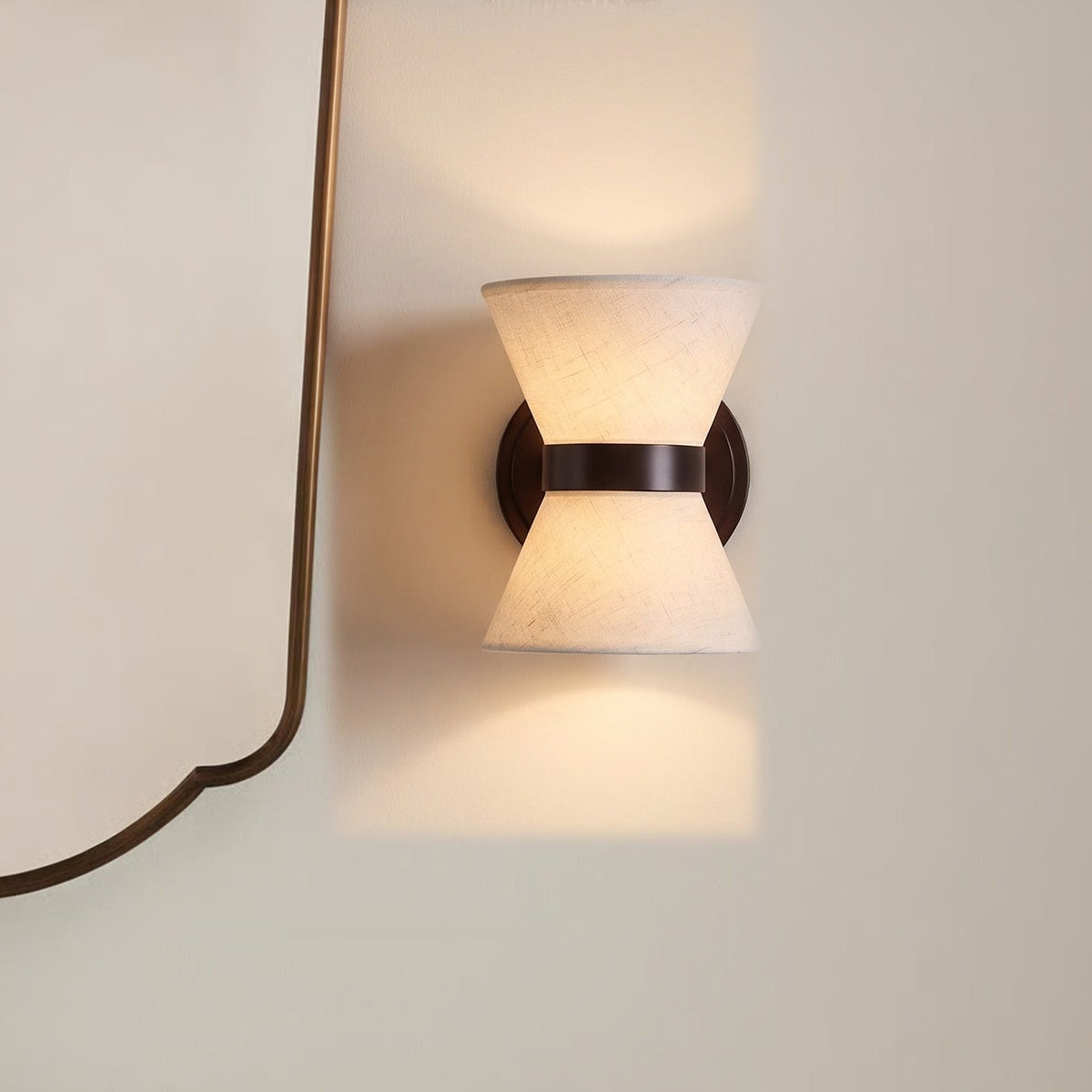 Aplique de pared de tela Jaruna en un dormitorio acogedor – imagen 4