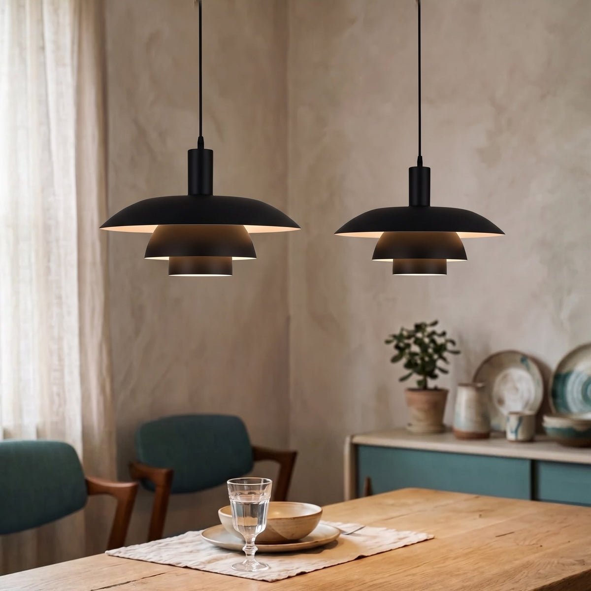 Lámpara colgante nórdica Rondela sobre una mesa de comedor – imagen 13