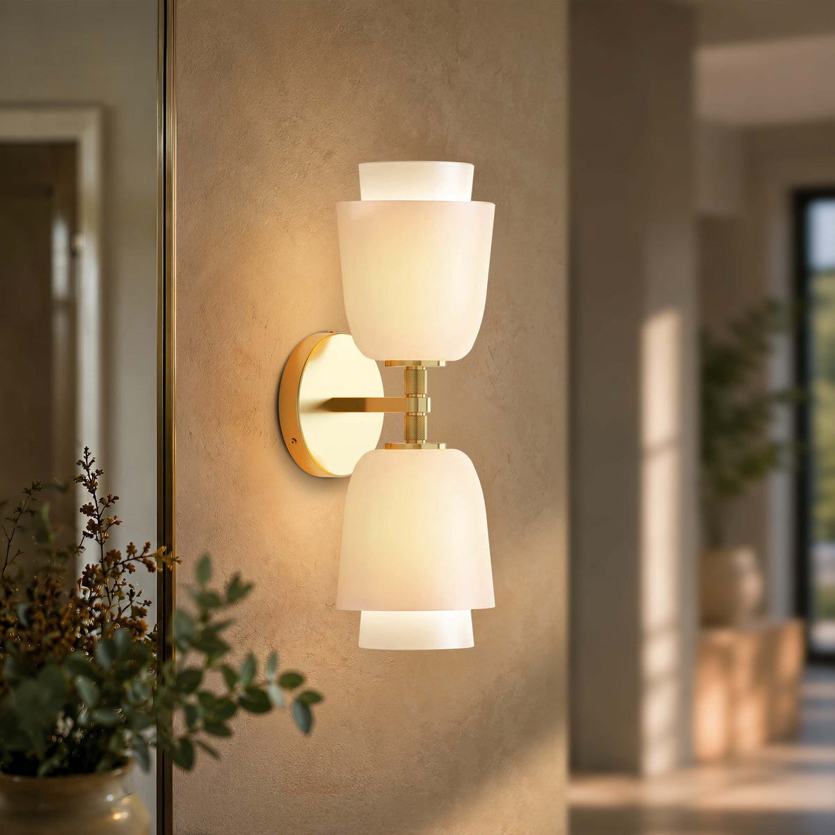 Aplique de pared doble de latón con campanas de cristal Purela – encendido en un pasillo