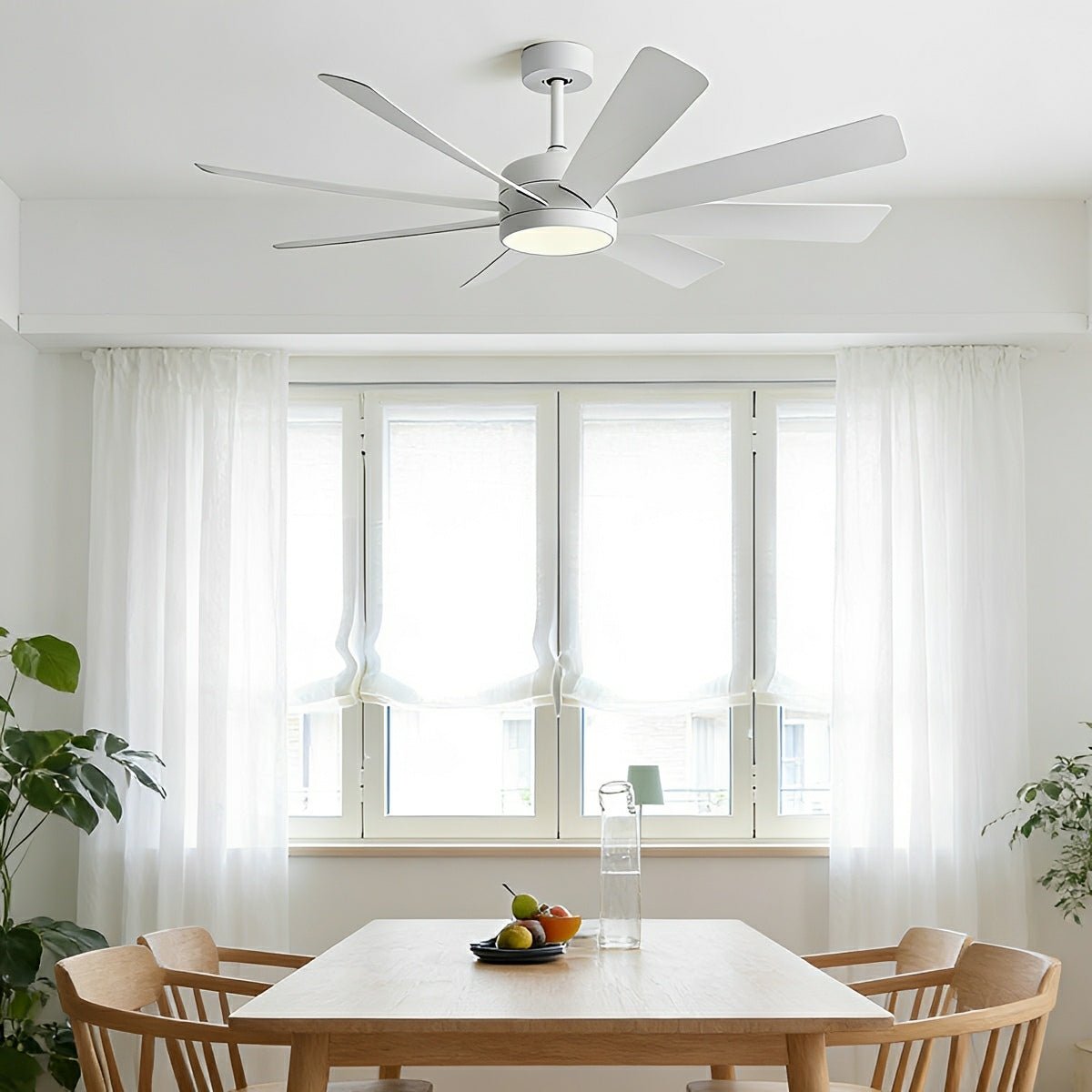 Ventilador de techo con luz Cardela en un salón amplio – imagen 2